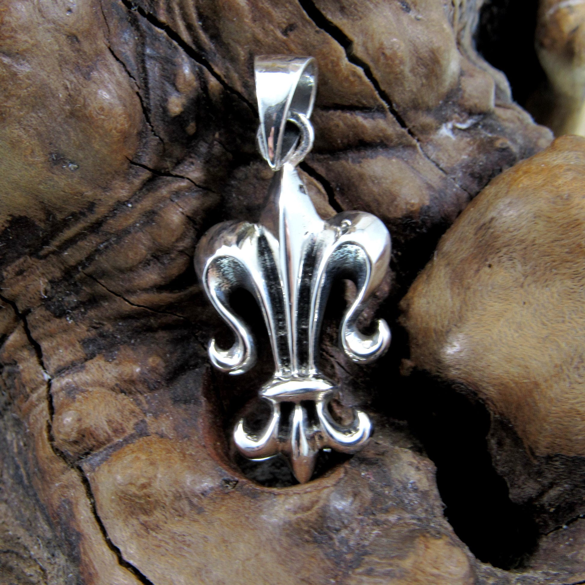 Solid 925 Sterling Silver Fleur-De-Lis Pendant, Handcrafted Lily Flower Charm, 3D Fleur-de-lys Jewelry for Men or Women