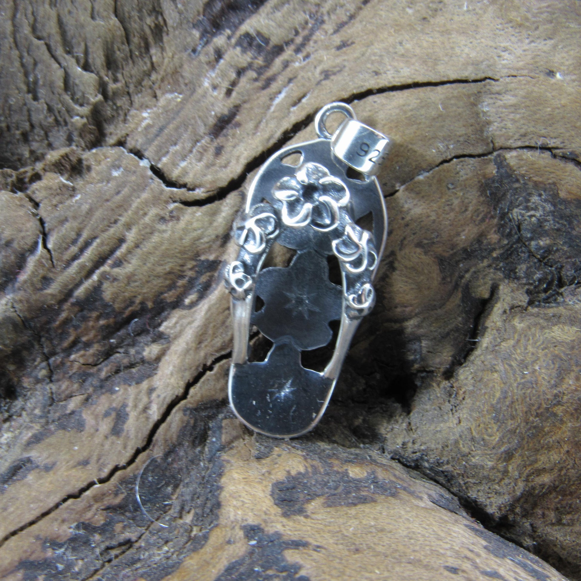 Solid 925 Sterling Silver Sand Dollar Flip Flop Pendant – Handcrafted Beach Jewelry, Ocean Lover Gift for Beachcomber, Nautical Charm