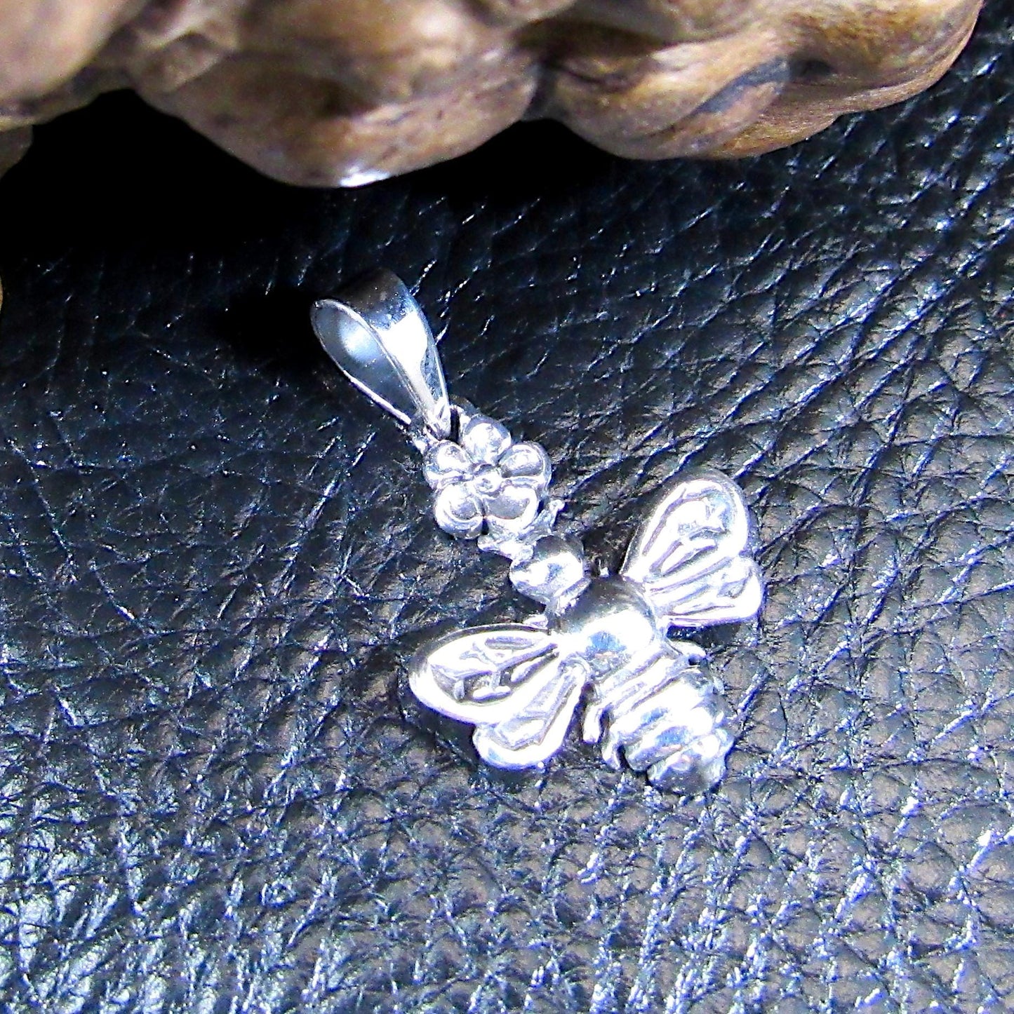 Solid 925 Sterling Silver Bee Pendant with Flower – Nature-Inspired Honeybee Charm, Botanical Jewelry for Garden Lovers