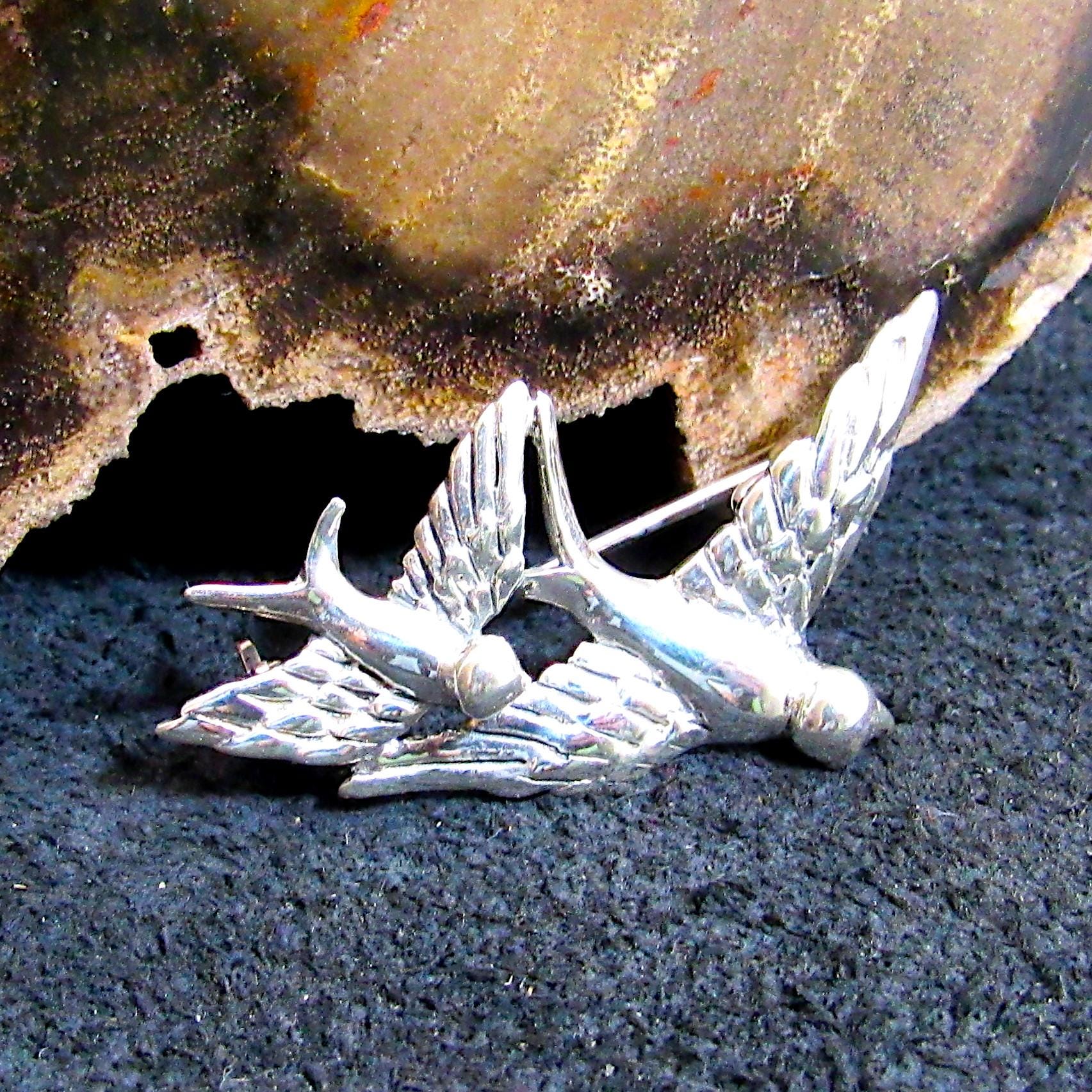 Solid 925 Sterling Silver Diving Birds Brooch, Flying Swallows Pin – Vintage Style Bird Brooch – Tattoo Style Jewelry, Rockabilly Jacket Pin
