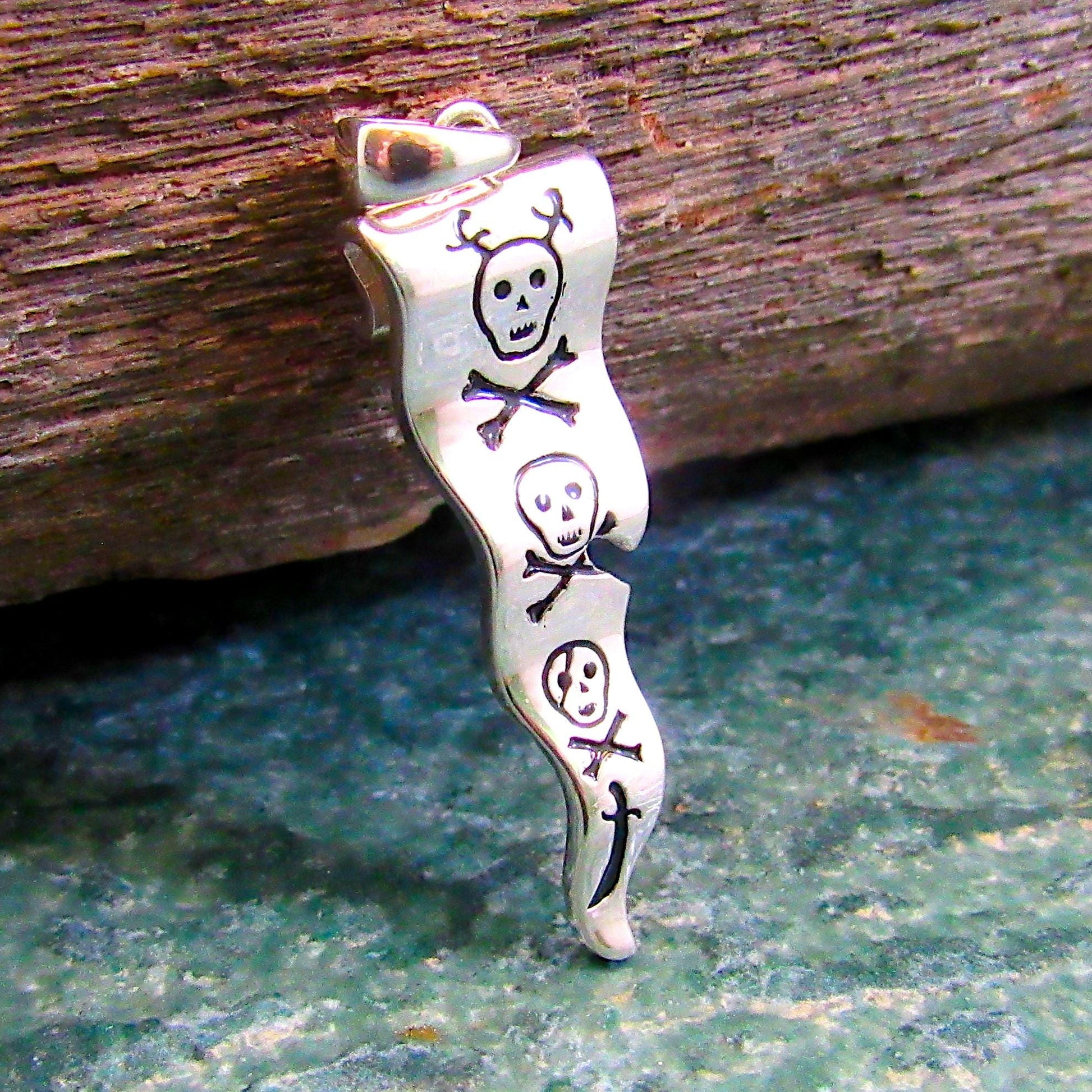 Solid 925 Sterling Silver Francis Drake Pirate Flag Pendant – Skull and Crossbones Jewelry, Gothic Pirate Necklace Pendant, Nautical Gift